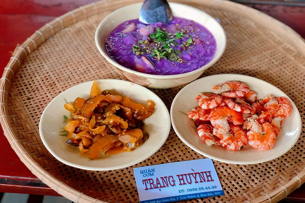 Không gian quán Cơm Trạng Quỳnh