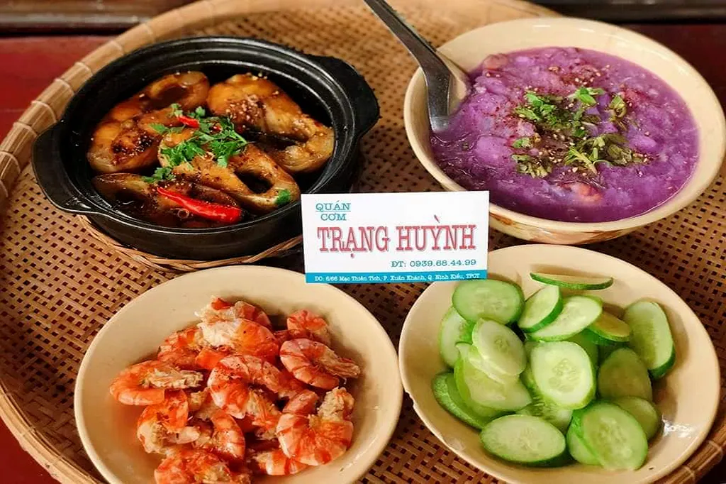 Bàn ăn tại quán