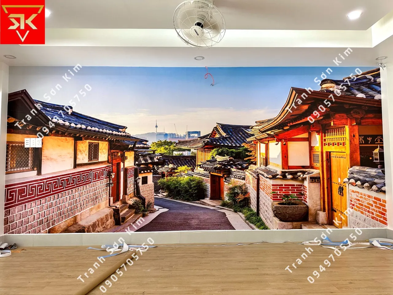 thi công tranh dán tường phong cảnh Hàn Quốc cho quán mì cay.