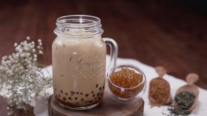 Ly trà sữa trân châu đường đen mát lạnh sảng khoái