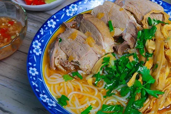 Cách trình bày tô bún măng vịt hấp dẫn