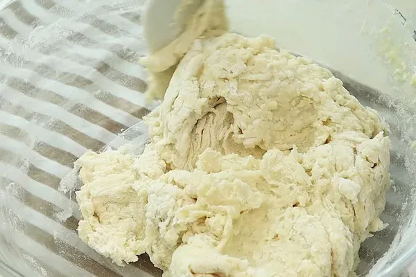 Trộn bột bánh hamburger thủ công