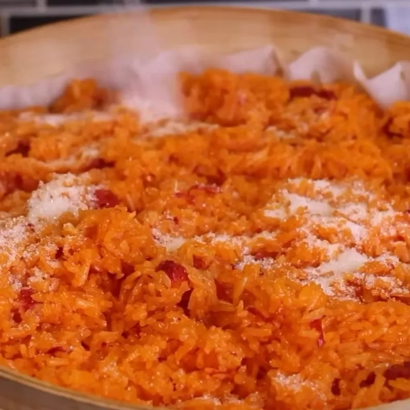 Công đoạn hoàn thiện cách nấu xôi gấc với nước cốt dừa