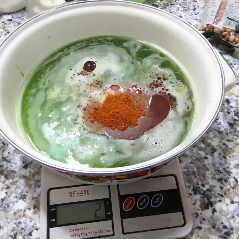 Trộn đều các gia vị để tạo hỗn hợp ướp đồ nướng