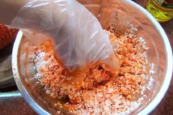 Trộn đều nếp với gấc và nước cốt dừa