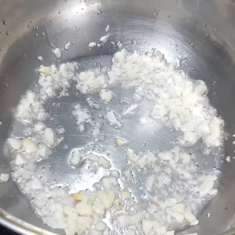 Xào thịt gà với lửa lớn để thịt săn và thơm hơn