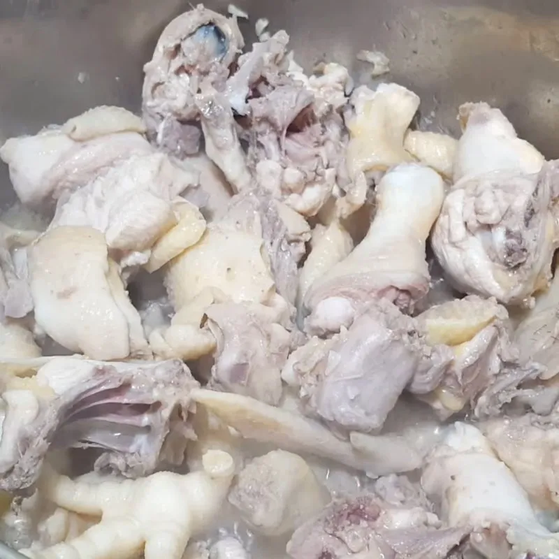 Thịt gà bắt đầu săn lại và thấm đẫm mùi thơm của tỏi phi