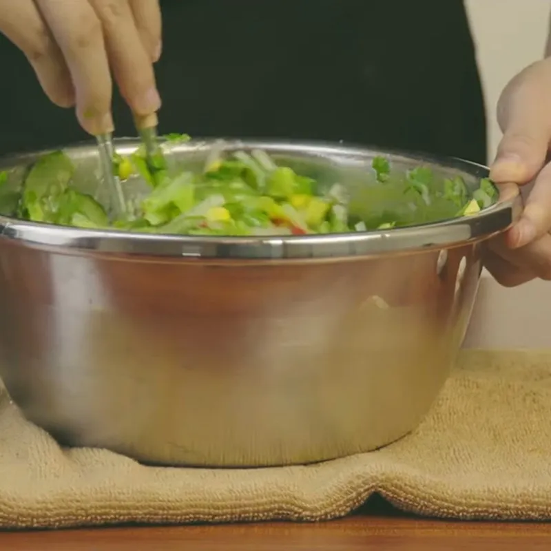 Trộn đều tay để nước sốt bao phủ toàn bộ nguyên liệu rau củ quả