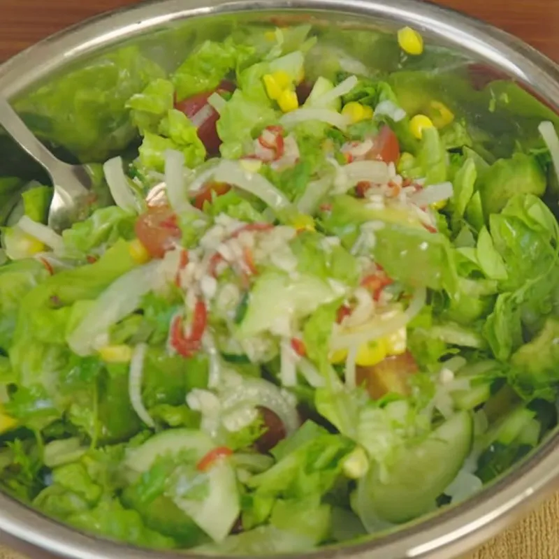 Salad sau khi trộn cần có thời gian ngắn để thấm vị trước khi dọn ra đĩa