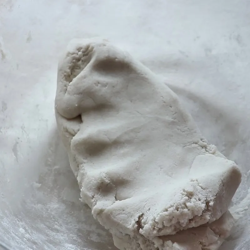 Khối bột nếp hoàn thiện sau quá trình nhào nặn kỹ lưỡng của đầu bếp