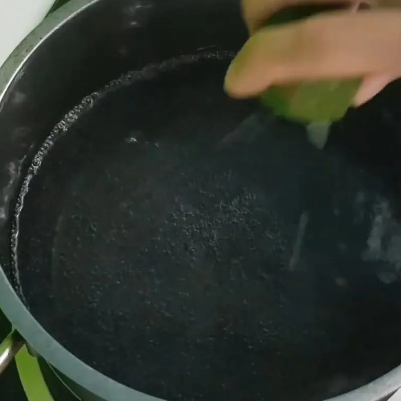 Trụng nha đam với chanh và muối