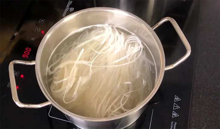 Trụng sợi hủ tiếu trong nước sôi, đảm bảo độ dai ngon cho món ăn