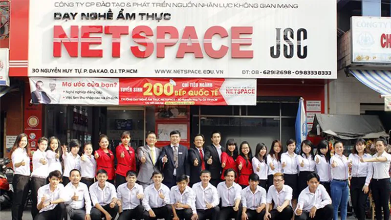Học viên thực hành kỹ năng pha chế chuyên sâu tại trung tâm đào tạo Netspace