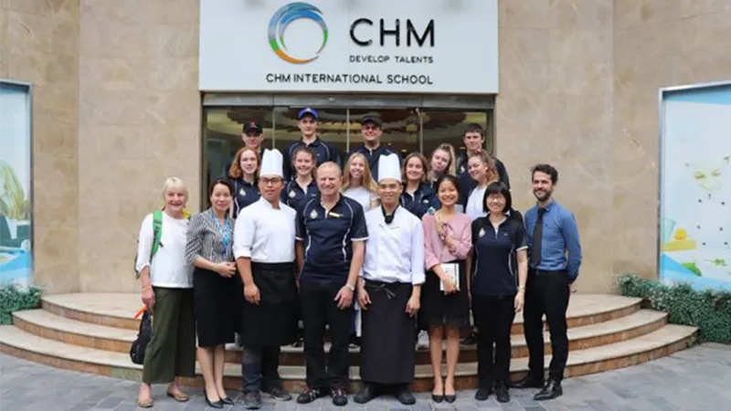 Học viên CHM trải nghiệm quy trình làm việc chuyên nghiệp trong bếp demo hiện đại