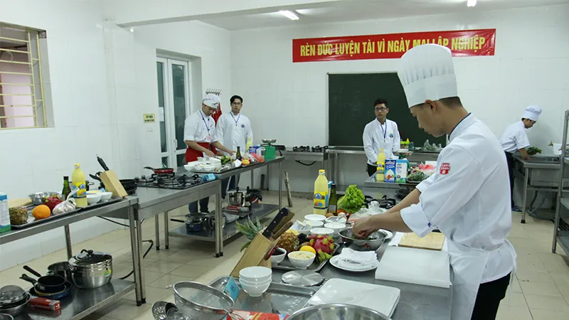 Tiết học thực hành nấu ăn bài bản tại môi trường trung cấp nghề uy tín
