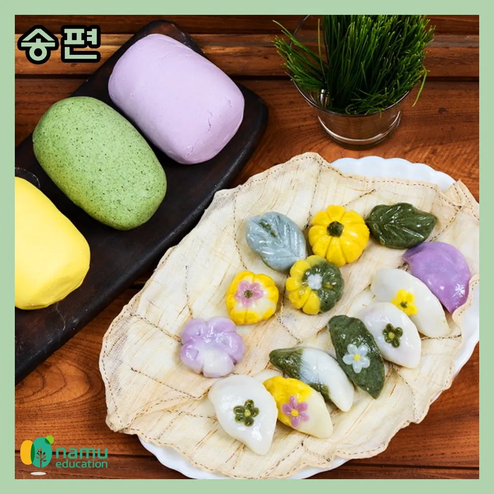 Bánh gạo Songpyeon hình bán nguyệt dâng cúng tổ tiên