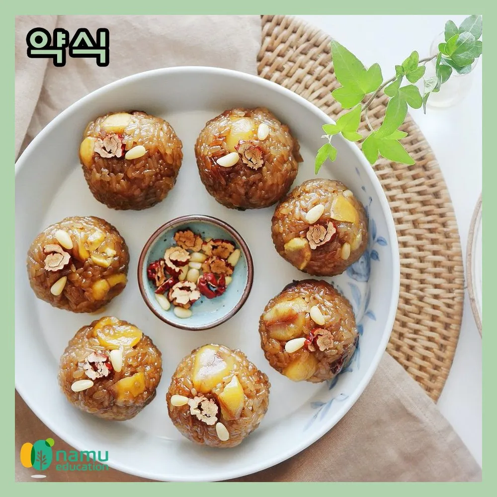 Bánh gạo thuốc Yaksik bổ dưỡng với táo ta và hạt thông