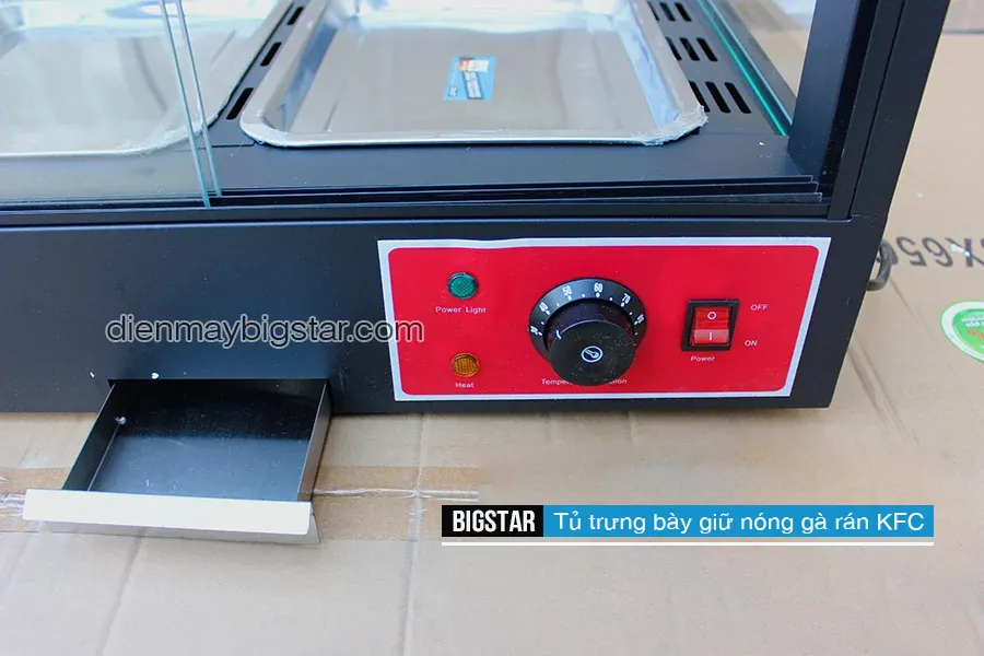 Bên trong tủ giữ nhiệt gà rán với hệ thống đèn chiếu sáng
