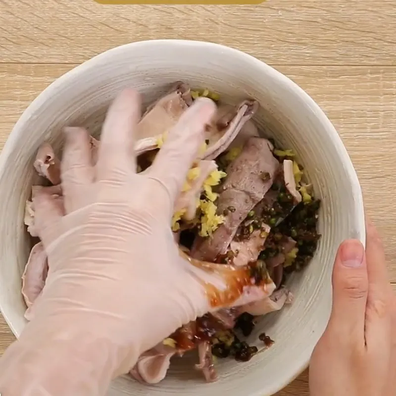 Trộn đều bao tử heo đã cắt với các loại gia vị ướp