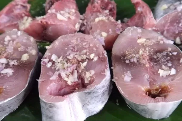 Ướp cá ngừ giúp giảm tanh và tăng hương vị