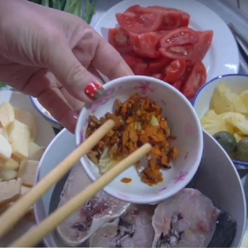 Công đoạn tẩm ướp gia vị nghệ gừng giúp cá tầm thấm vị và không bị tanh