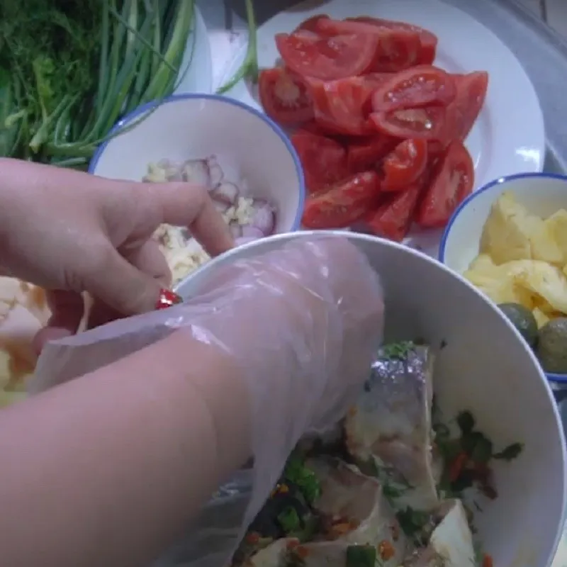 Cận cảnh phần cá tầm đã thấm đều gia vị nghệ và gừng thơm nồng