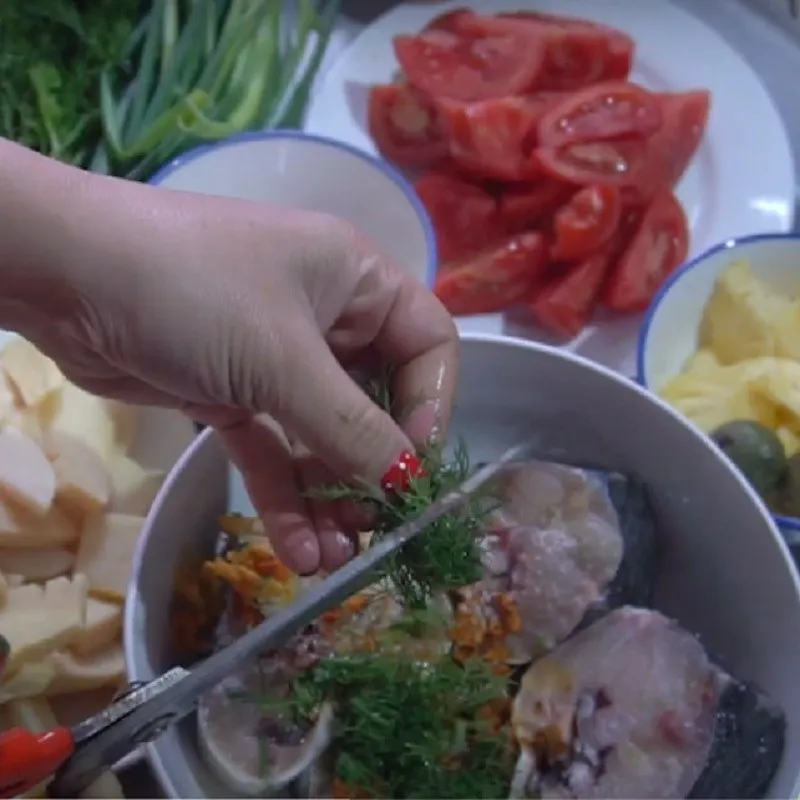 Cá tầm được trộn đều với các gia vị tự nhiên trước khi nấu canh chua