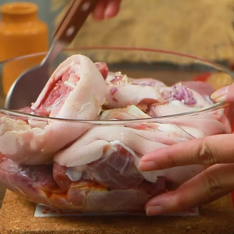 Quá trình tẩm ướp gia vị cho chân giò giúp thịt đậm đà từ bên trong