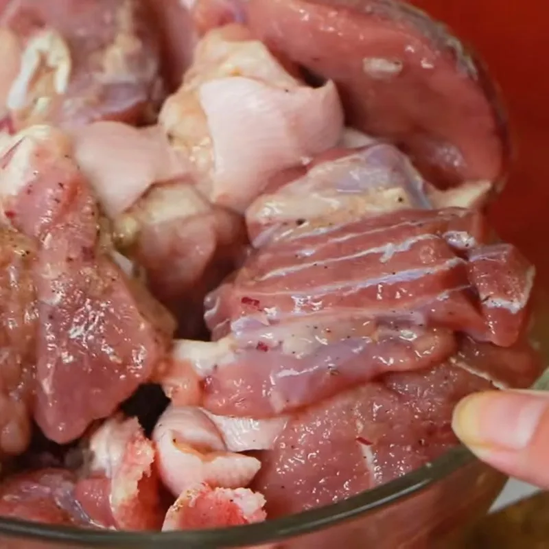 Để thịt thấm gia vị ít nhất 30 phút trước khi bắt đầu công đoạn hầm