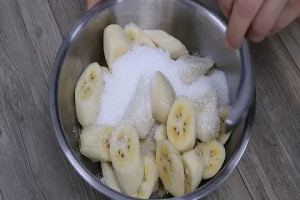 Sơ chế và ướp chuối với đường cho ngấm vị ngọt thanh