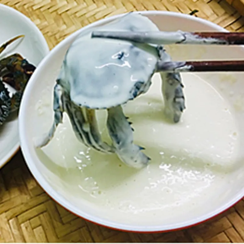 Nhúng bột cua lột trước khi chiên