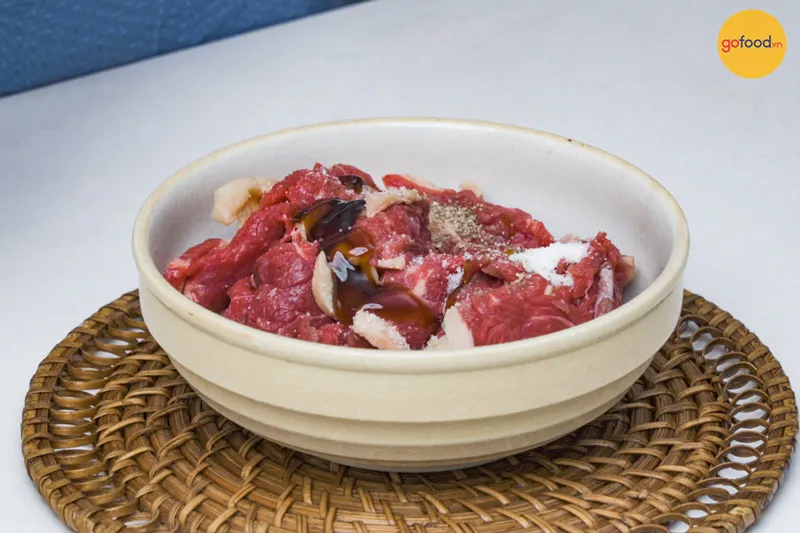 Ướp diềm thăn bò với gia vị chuẩn giúp món xào mềm mượt