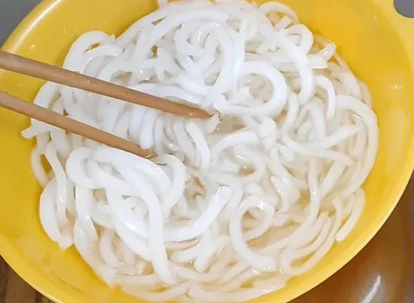 Ướp dừa với đường để dừa thấm ngọt đều