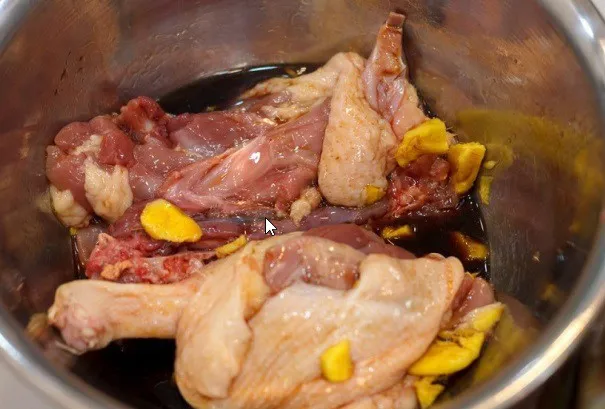 Ướp gia vị cho thịt vịt tiềm nước dừa