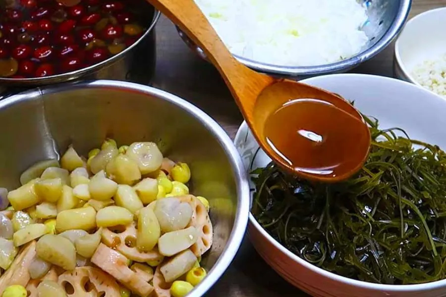 Ướp hạt sen, củ năng và bo bo với nước đường để thấm vị