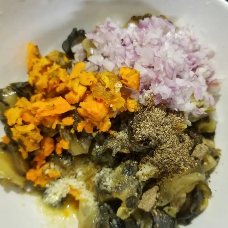 Ướp ốc với các gia vị truyền thống cho thấm đều