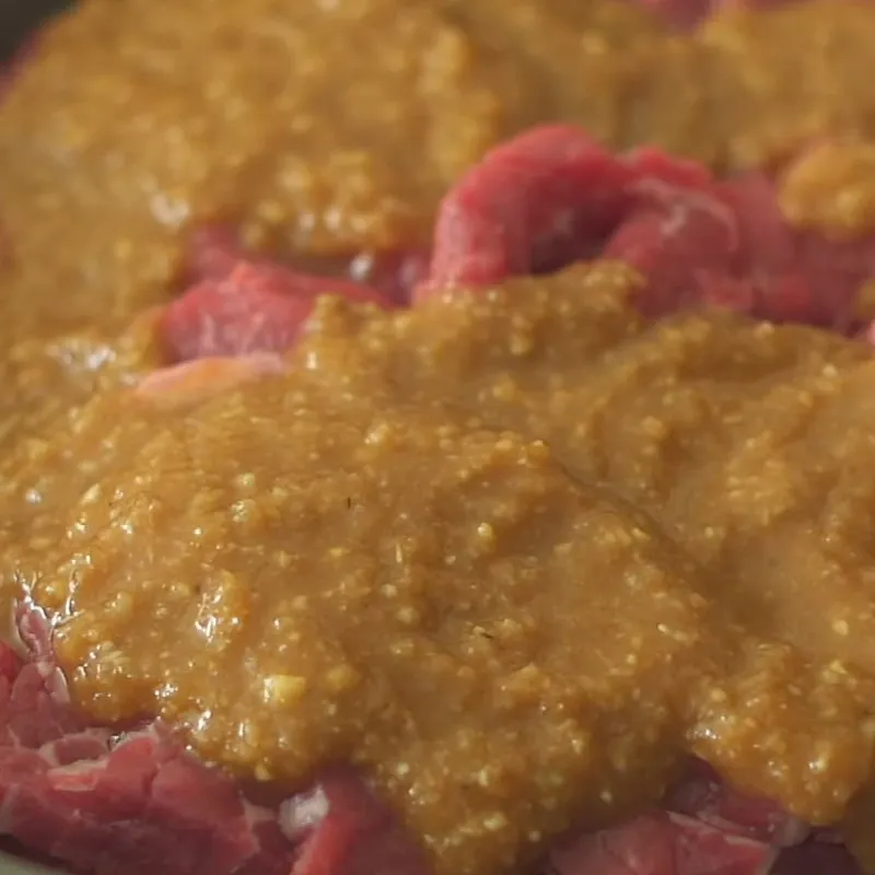 Thịt bò sau khi tẩm ướp cần thời gian nghỉ để gia vị thẩm thấu sâu hơn