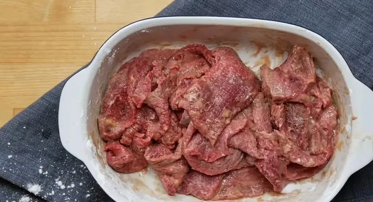 Thịt bò thái mỏng đang được tẩm ướp để nhúng lẩu Tứ Xuyên