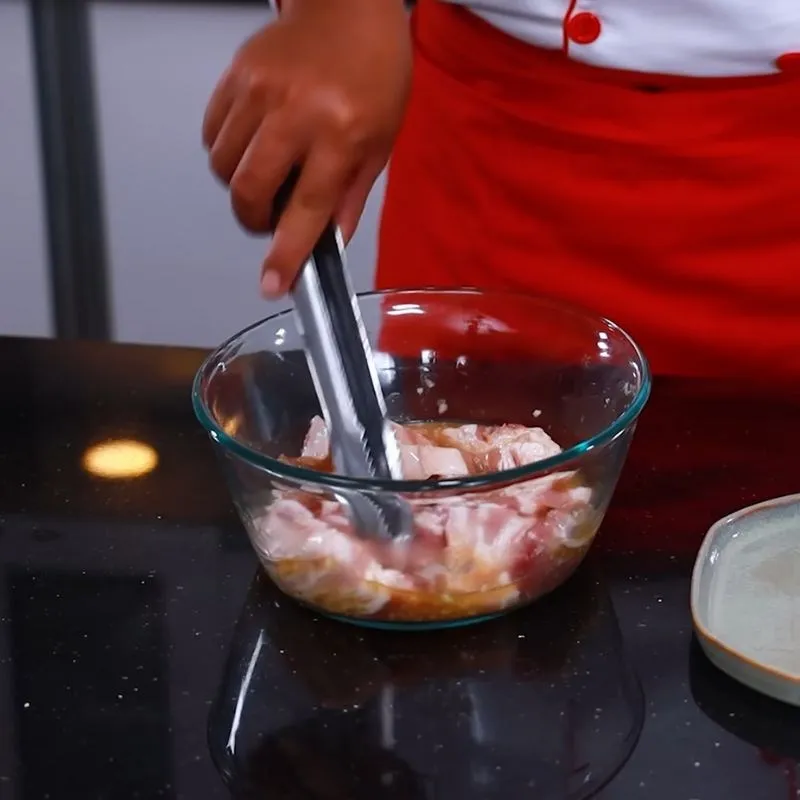 Gia vị thấm sâu vào miếng thịt