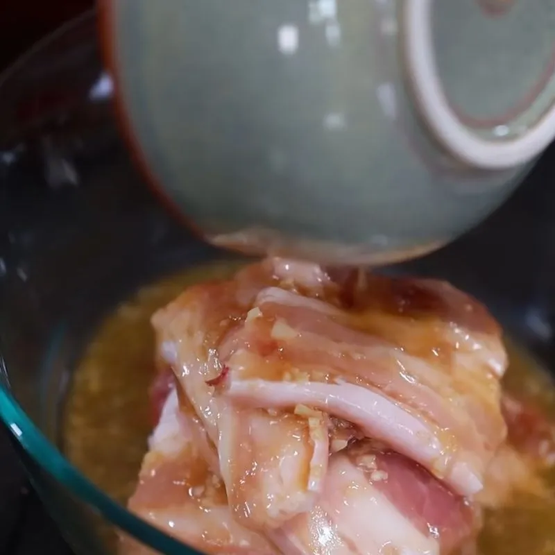 Thực hiện ướp thịt