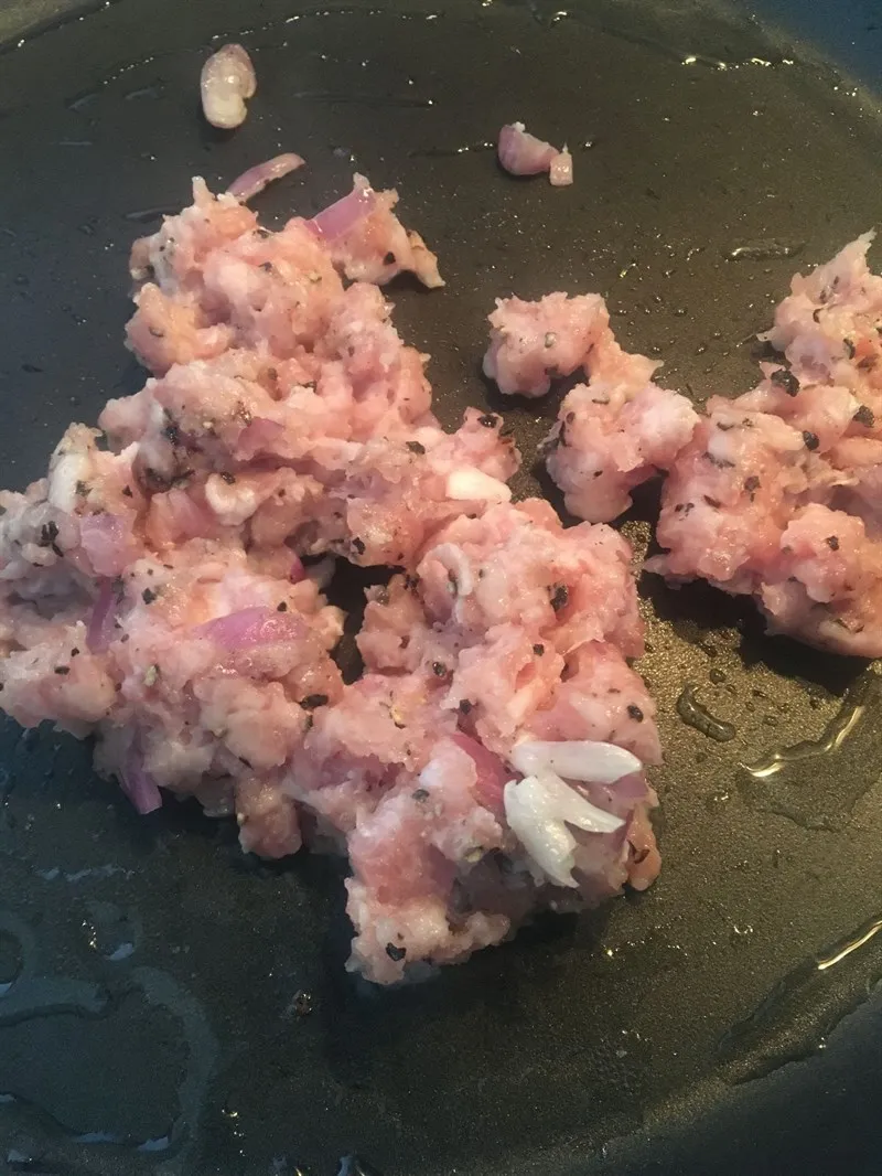 Xào thịt băm với hành tím thơm cho món cháo cà rốt