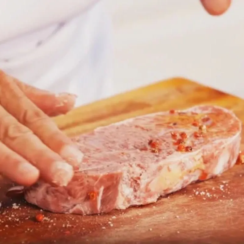 Thao tác massage thịt khi sử dụng gia vị ướp bò beefsteak để đạt hiệu quả cao nhất