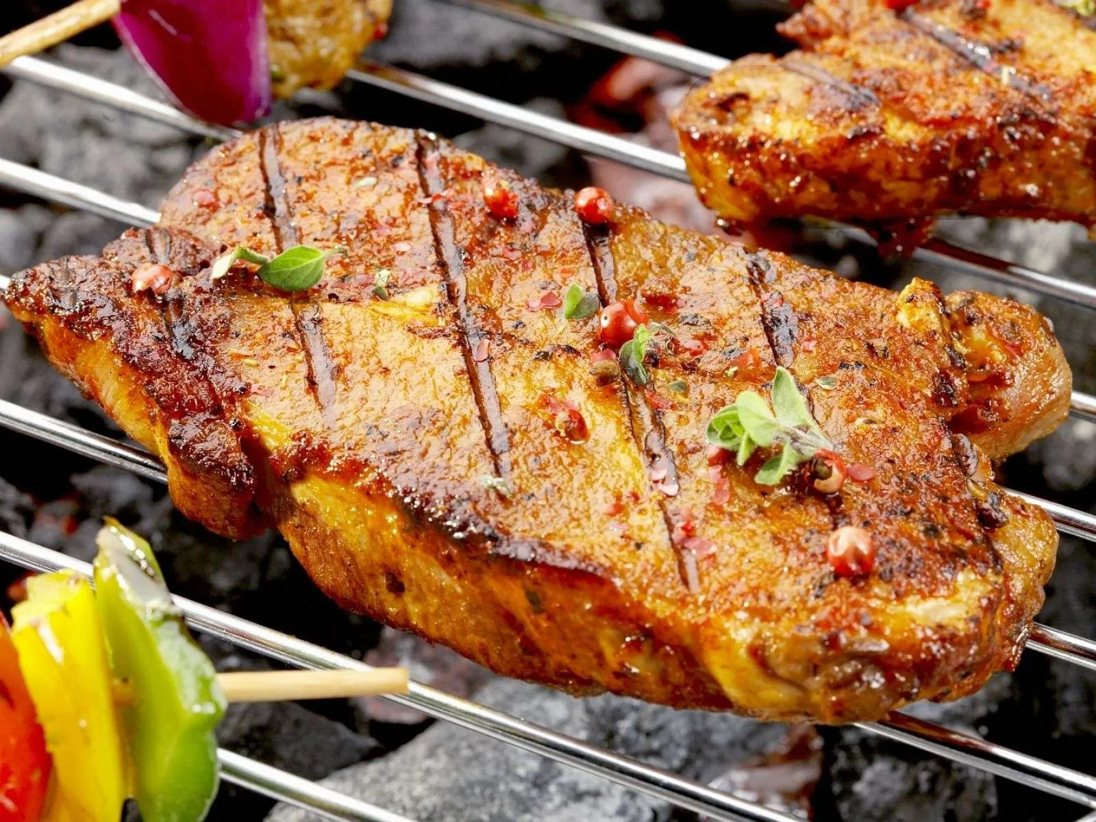 Thịt bò nướng sa tế với hương vị cay nồng kích thích.