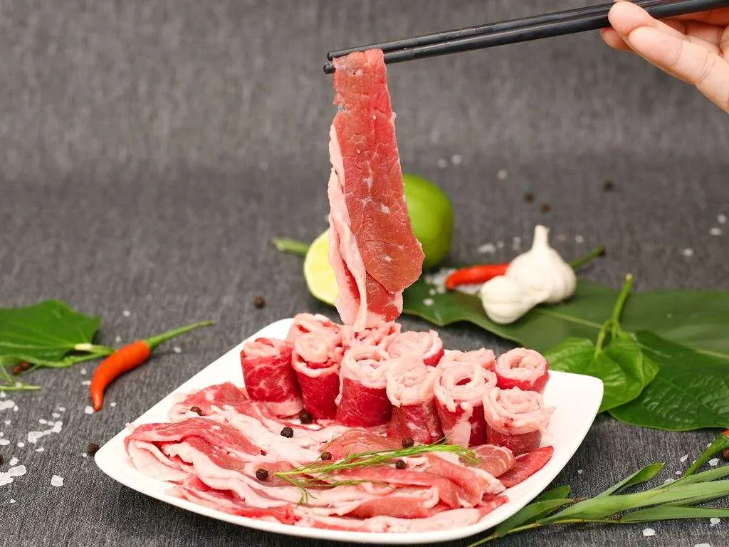 Thịt bò được tẩm ướp sa tế thấm đẫm trước khi nướng.