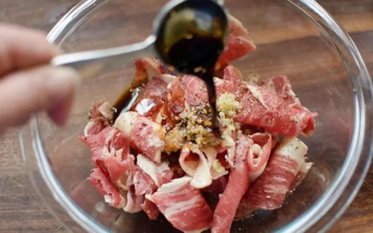 Quá trình ướp thịt bò với các loại gia vị đặc trưng Hàn Quốc.