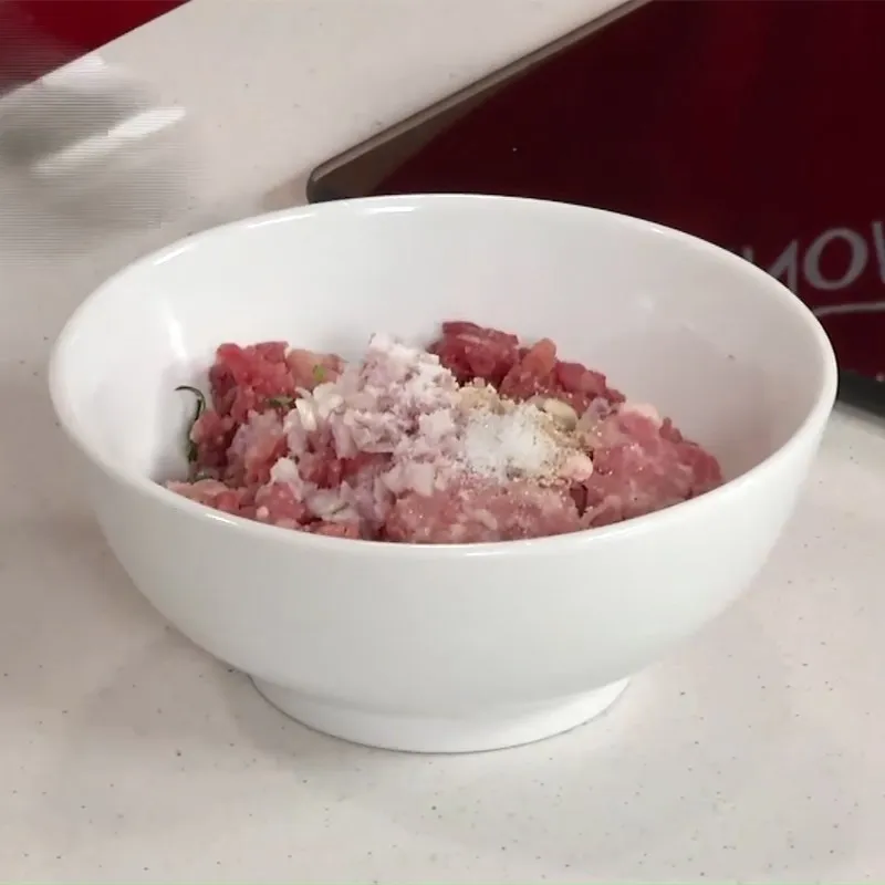 Ướp thịt bò xay làm viên cho canh