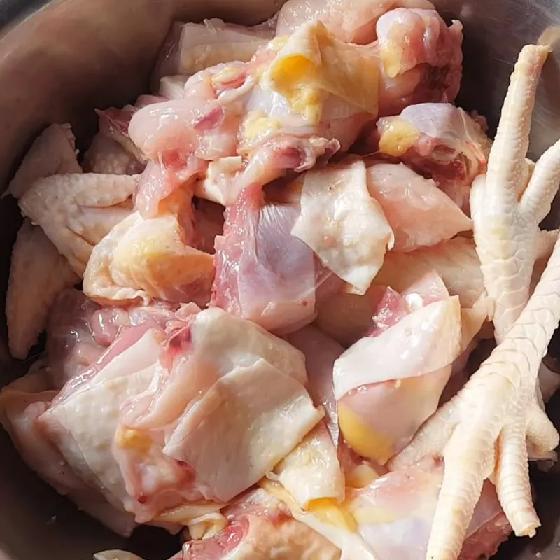 Sử dụng bao tay thực phẩm để trộn đều gia vị