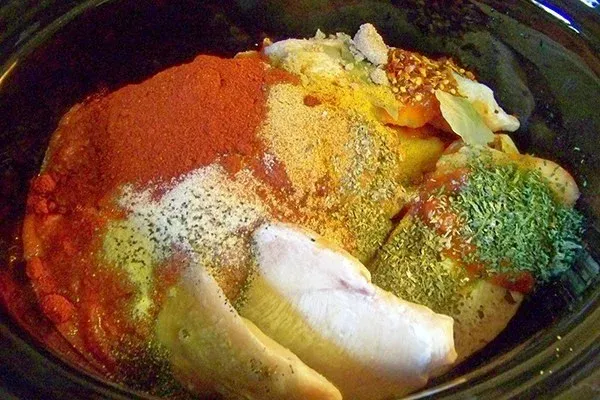 Công đoạn ướp thịt gà với gia vị và bột cà ri giúp món ăn đậm đà hơn