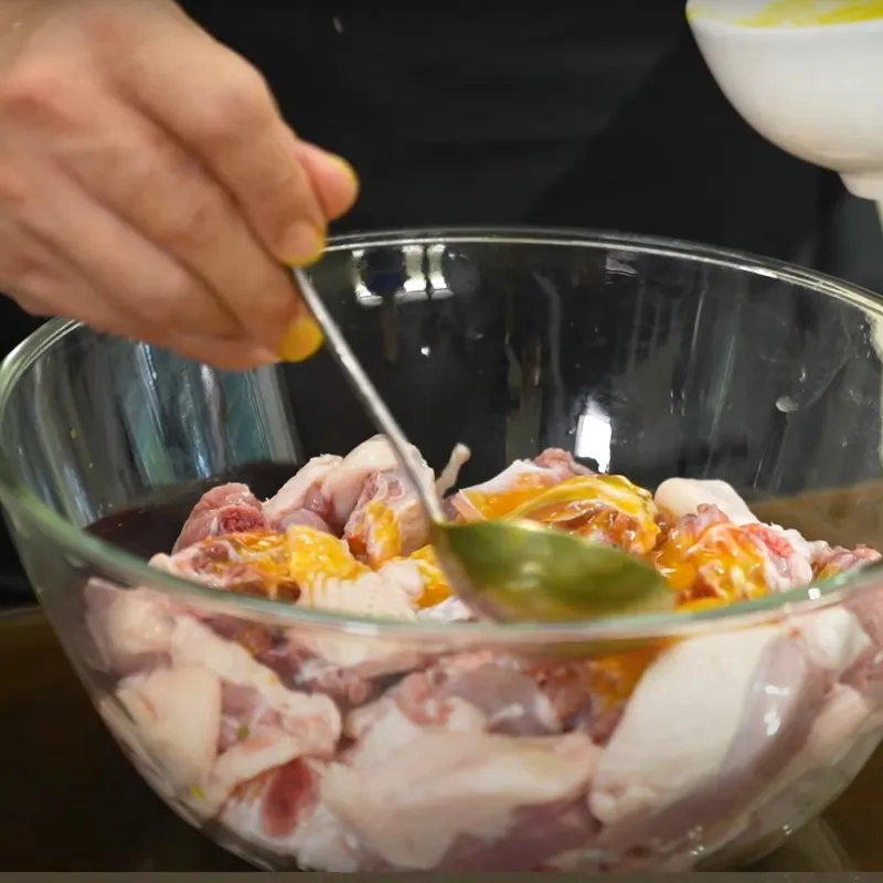 Bước 3: Ướp thịt ngan đậm đà