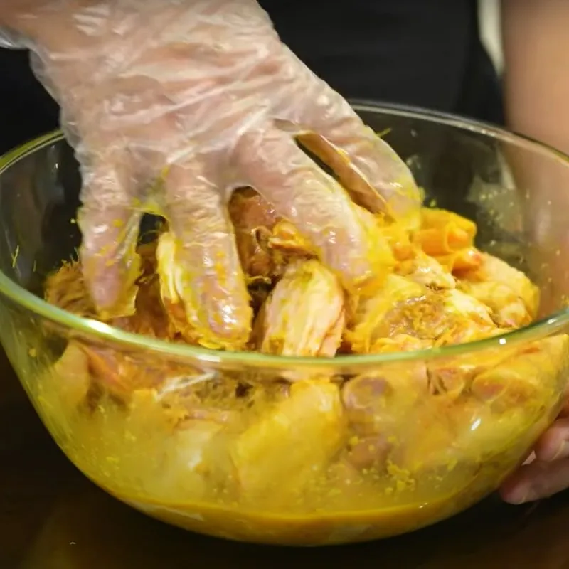 Bước 3: Ướp thịt ngan đậm đà